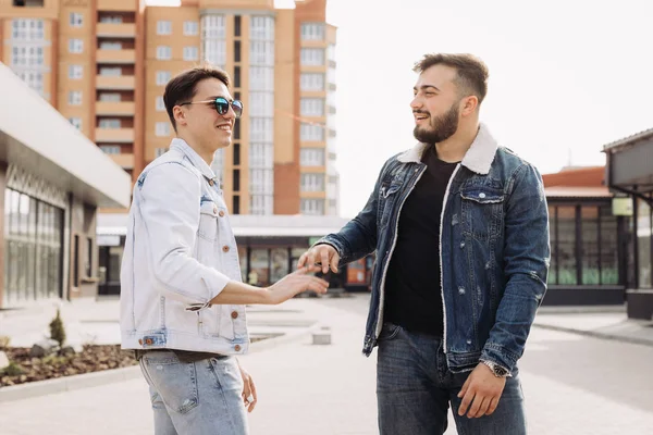 Een heleboel vrienden vergadering voor een feestje. Zomer — Stockfoto