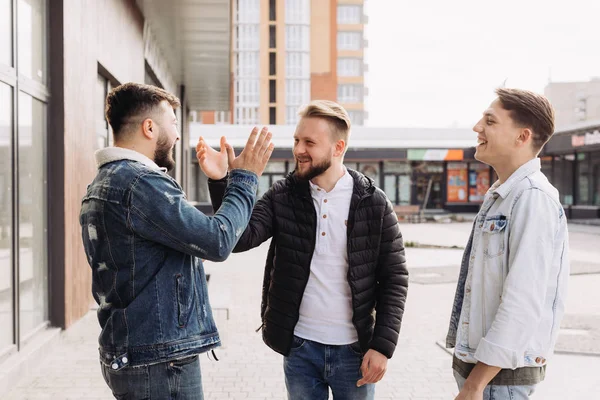 Ett gäng vänner möte för en fest. Sommaren — Stockfoto