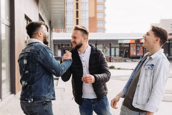 Ett gäng vänner möte för en fest. Sommaren — Stockfoto