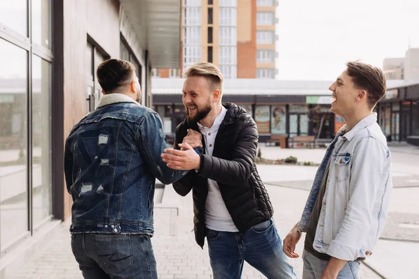 Un groupe d'amis se réunissant pour une fête. L'été — Photo