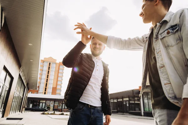 Ett gäng vänner möte för en fest. Sommaren — Stockfoto