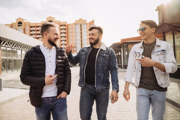 Een heleboel vrienden plezier in de zomer — Stockfoto