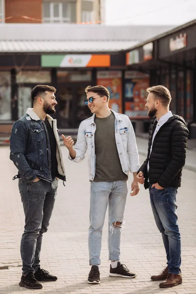 Een heleboel vrienden plezier in de zomer — Stockfoto