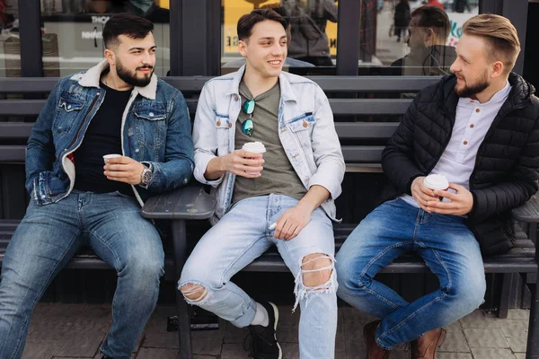 Un groupe d'amis qui s'amusent en été — Photo