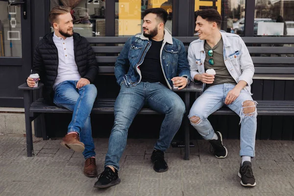 Un montón de amigos divirtiéndose en verano — Foto de Stock