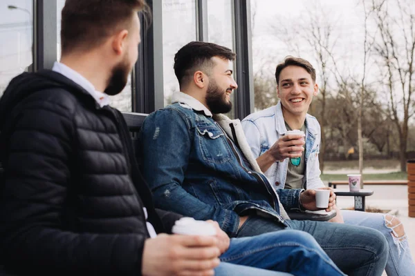 Un groupe d'amis qui s'amusent en été — Photo