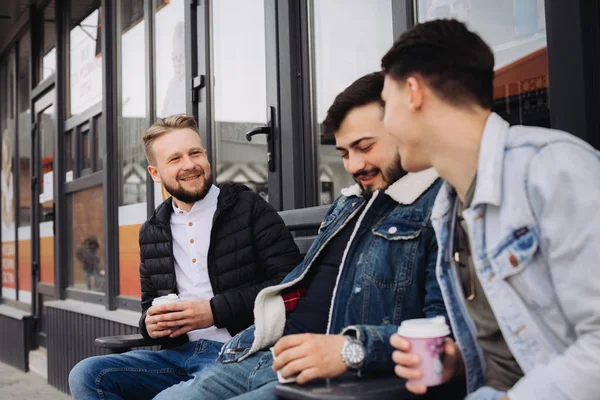 Un groupe d'amis qui s'amusent en été — Photo