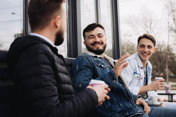 Un montón de amigos divirtiéndose en verano — Foto de Stock