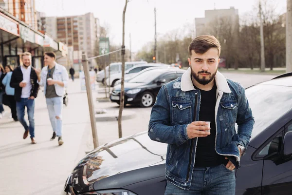 Ett gäng vänner som har kul på sommaren — Stockfoto