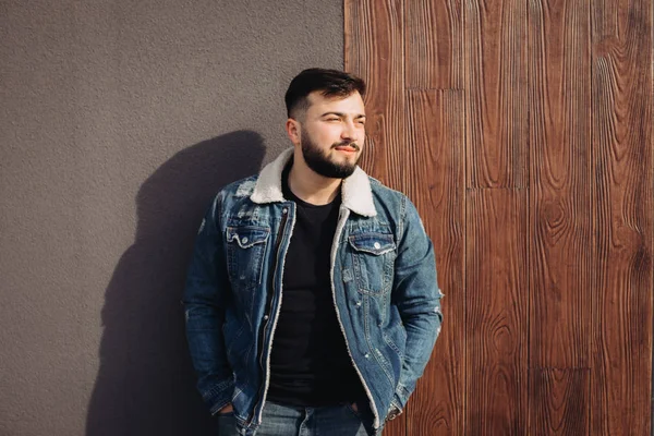 Joven guapo posando junto a la pared — Foto de Stock