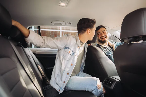 Ένα μάτσο φίλοι διασκεδάζουν στο αυτοκίνητο. Καλοκαίρι — Φωτογραφία Αρχείου