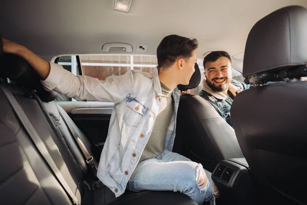 Un montón de amigos divirtiéndose en el coche. Verano. — Foto de Stock