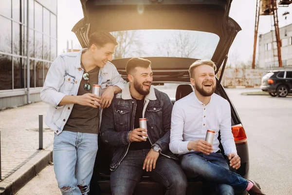 Um bando de amigos a falar na bagageira do carro. Hora de Verão — Fotografia de Stock