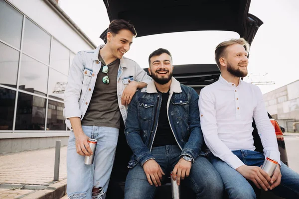 Un montón de amigos hablando en el maletero del coche. Verano. — Foto de Stock