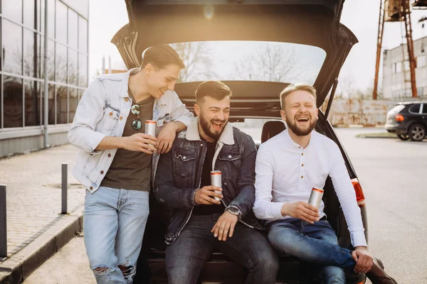 A bunch of friends talking in the car trunk. Summertime — Stock Photo, Image