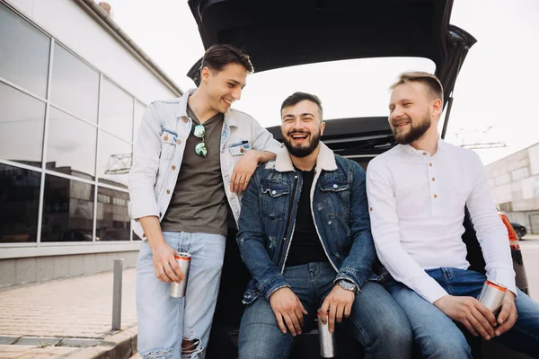 Un montón de amigos hablando en el maletero del coche. Verano. — Foto de Stock