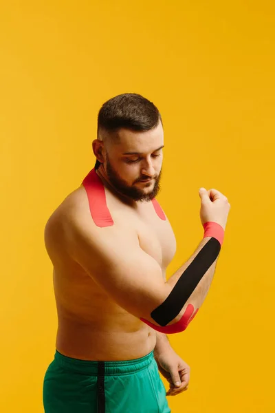 腕と肩に運動神経学のテープを持つプロの選手 スポーツとリハビリテーション運動療法 — ストック写真