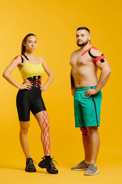 Professionele Atleten Man Vrouw Met Kinesiologische Tape Het Lichaam Poserend — Stockfoto