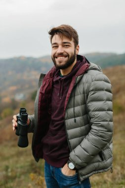 Dürbünlü genç gezgin.