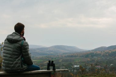 Dürbünlü genç gezgin.