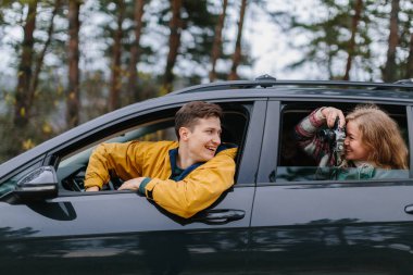 Arabadaki mutlu çift yolculukta