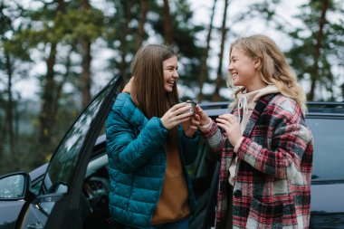 Yolculukta sıcak çay içen bayan arkadaşlar. 