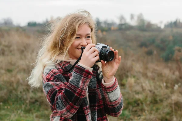 Jonge Vrouw Het Nemen Van Foto Met Oude Fotocamera — Stockfoto