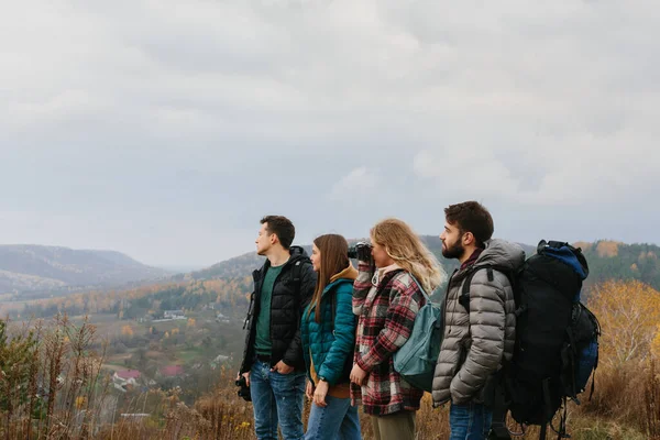 Groep Gelukkige Jonge Reizigers Genieten Van Natuur — Stockfoto