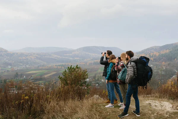 Groep Gelukkige Jonge Reizigers Genieten Van Natuur — Stockfoto