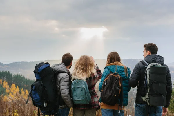 Group Happy Young Travelers Enjoying Nature — Stock Photo, Image