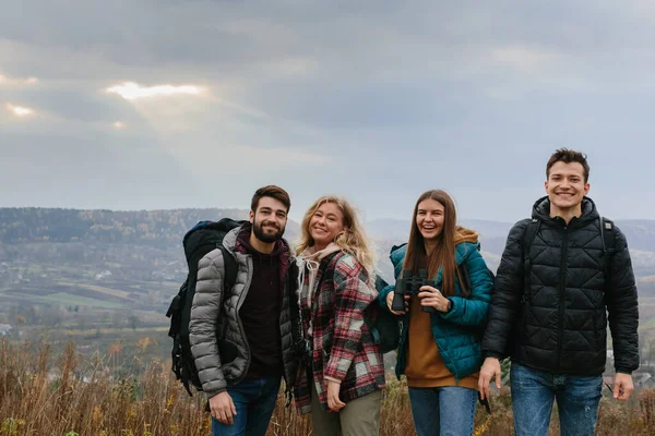 Группа Счастливых Молодых Путешественников Наслаждающихся Природой — стоковое фото
