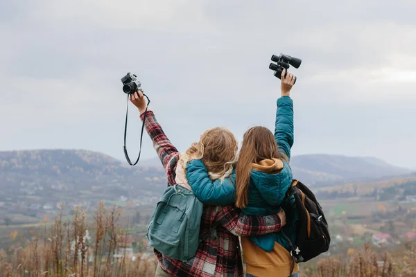 Zwei Freundinnen Genießen Die Natur — Stockfoto