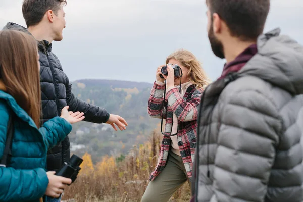 Groep Gelukkige Jonge Reizigers Genieten Van Natuur — Stockfoto