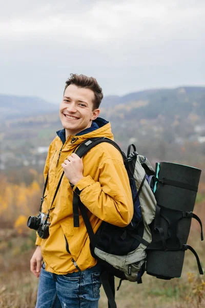 Jovem Viajante Homem Com Câmera Foto Retro — Fotografia de Stock