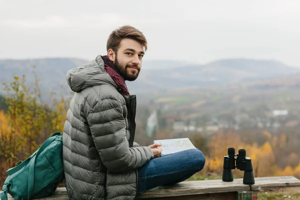 Genç Gezgin Adam Haritası — Stok fotoğraf