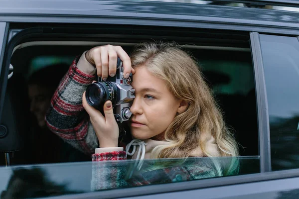 Ung Kvinna Håller Fotokamera — Stockfoto