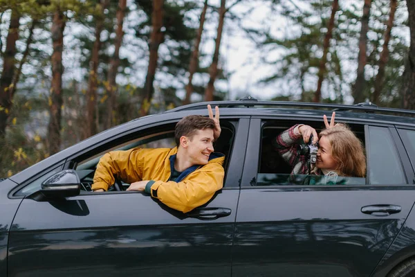 Feliz Pareja Coche Viaje Por Carretera — Foto de Stock