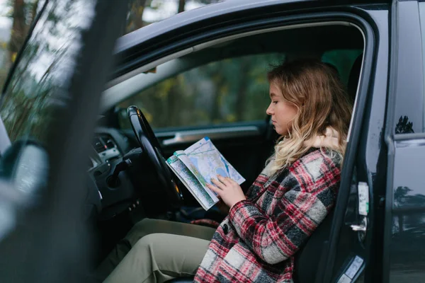 Mujer Joven Sentada Coche Sosteniendo Mapa — Foto de Stock