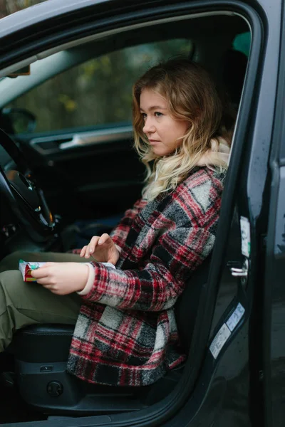 Mujer Joven Sentada Coche Sosteniendo Mapa — Foto de Stock