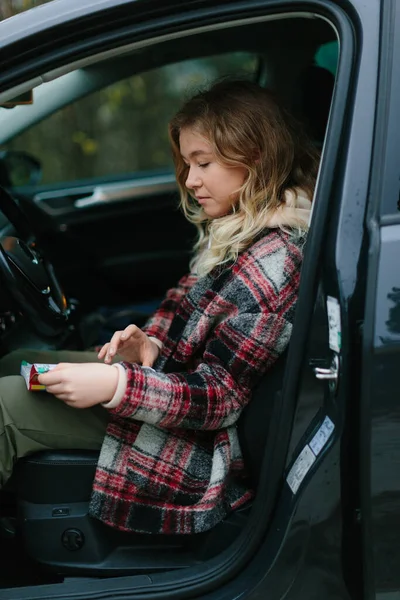 Mujer Joven Sentada Coche Sosteniendo Mapa — Foto de Stock