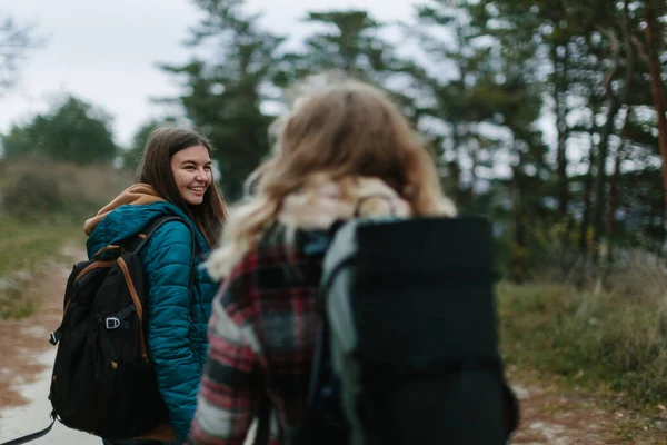 Twee Jonge Vrouwen Lopen Weg — Stockfoto