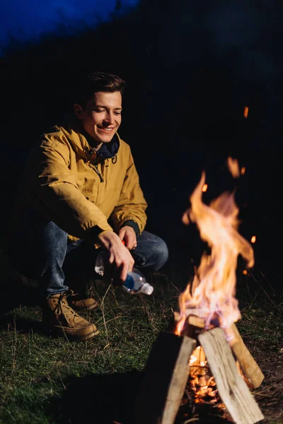Junger Mann Macht Der Nacht Ein Lagerfeuer — Stockfoto