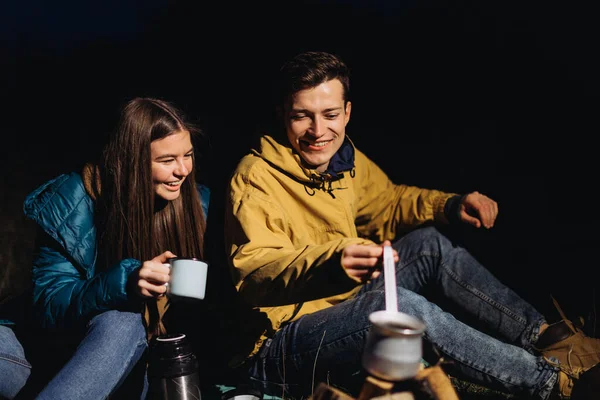 Glückliches Paar Trinkt Nachts Tee Wald — Stockfoto