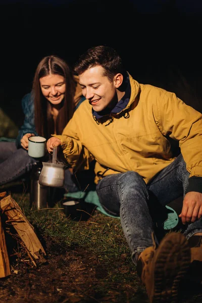 Glückliches Paar Trinkt Nachts Tee Wald — Stockfoto