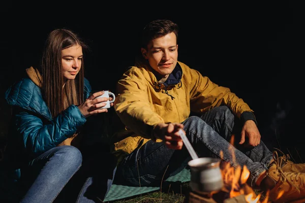 森の中で夜にお茶を飲む幸せなカップル — ストック写真