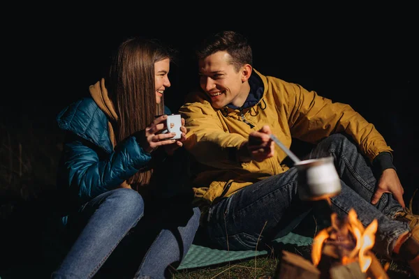 森の中で夜にお茶を飲む幸せなカップル — ストック写真