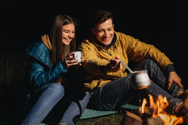 Glückliches Paar Trinkt Nachts Tee Wald — Stockfoto