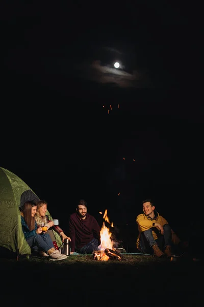 Freunde Die Nachts Vor Dem Lagerfeuer Sitzen — Stockfoto