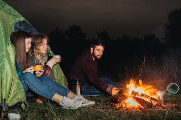 Freunde Die Nachts Vor Dem Lagerfeuer Sitzen — Stockfoto