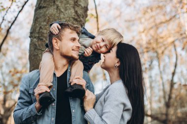 Sonbahar parkında oynayan aile...